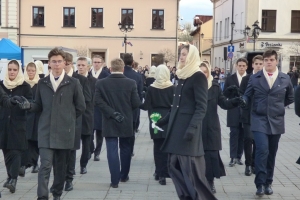 Polonez maturzystów na żywieckim rynku – inauguracja Roku Kopernikańskiego - zdjęcie12