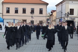 Polonez maturzystów na żywieckim rynku – inauguracja Roku Kopernikańskiego - zdjęcie14