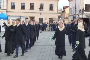 Polonez maturzystów na żywieckim rynku – inauguracja Roku Kopernikańskiego - zdjęcie11