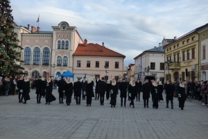 Polonez maturzystów na żywieckim rynku – inauguracja Roku Kopernikańskiego - zdjęcie10