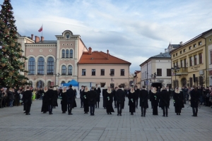 Polonez maturzystów na żywieckim rynku – inauguracja Roku Kopernikańskiego - zdjęcie5