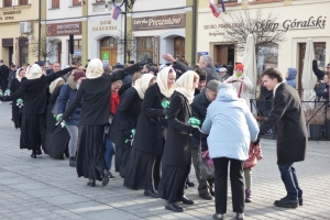 Polonez maturzystów na żywieckim rynku – inauguracja Roku Kopernikańskiego - zdjęcie4