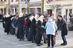 Polonez maturzystów na żywieckim rynku – inauguracja Roku Kopernikańskiego - zdjęcie4