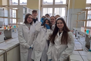 Uczniowie klas pierwszych o profilu biologiczno-chemicznym na zajęciach w Instytucie Chemii UŚ - zdjęcie4