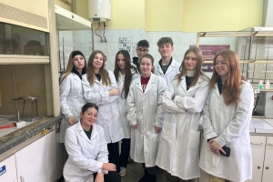 Uczniowie klas pierwszych o profilu biologiczno-chemicznym na zajęciach w Instytucie Chemii UŚ - zdjęcie5