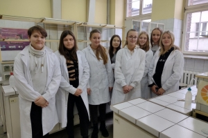 Uczniowie klas pierwszych o profilu biologiczno-chemicznym na zajęciach w Instytucie Chemii UŚ - zdjęcie3