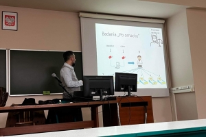 Uczniowie klas pierwszych o profilu biologiczno-chemicznym na zajęciach w Instytucie Chemii UŚ - zdjęcie1