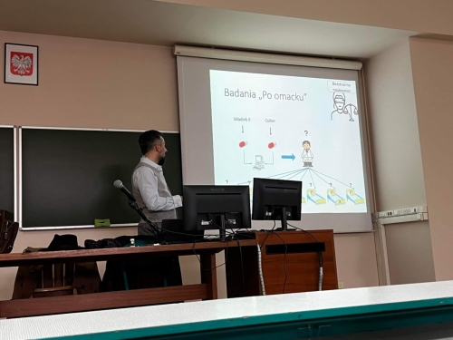 Uczniowie klas pierwszych o profilu biologiczno-chemicznym na zajęciach w Instytucie Chemii UŚ