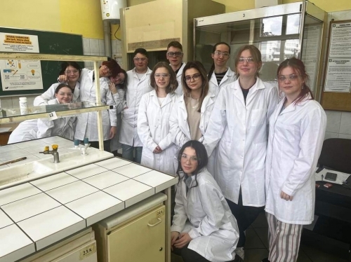 Uczniowie klas trzecich o profilu biologiczno-chemicznym na zajęciach w Instytucie Chemii UŚ
