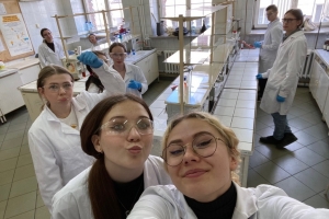 Uczniowie klas trzecich o profilu biologiczno-chemicznym na zajęciach w Instytucie Chemii UŚ - zdjęcie8