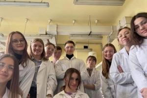Uczniowie klas trzecich o profilu biologiczno-chemicznym na zajęciach w Instytucie Chemii UŚ - zdjęcie12
