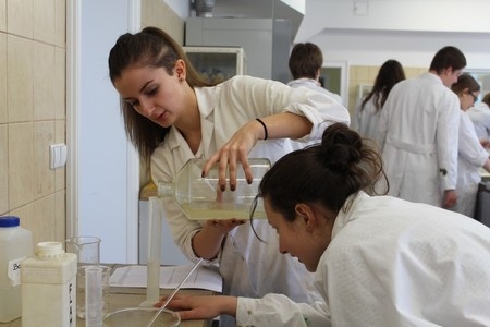 Uczniowie klas 2b, 2j, 3c1, 3c2 na zajęciach laboratoryjnych w Katowicach