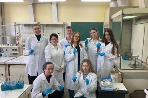 Uczniowie klas maturalnych o profilu biologiczno-chemicznym na zajęciach w Instytucie Chemii UŚ - zdjęcie1