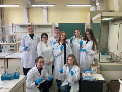 Uczniowie klas maturalnych o profilu biologiczno-chemicznym na zajęciach w Instytucie Chemii UŚ