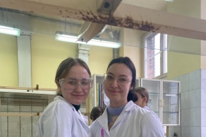 Uczniowie klas maturalnych o profilu biologiczno-chemicznym na zajęciach w Instytucie Chemii UŚ - zdjęcie2