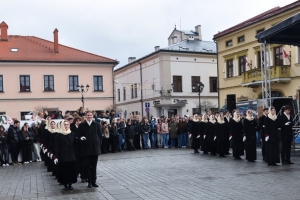 Polonez maturzystów na żywieckim rynku - inauguracja obchodów 120-lecia naszego liceum - zdjęcie2