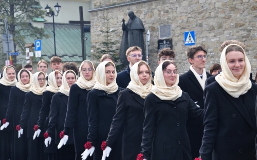 Polonez maturzystów na żywieckim rynku - inauguracja obchodów 120-lecia naszego liceum