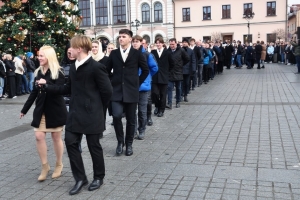 Polonez maturzystów na żywieckim rynku - inauguracja obchodów 120-lecia naszego liceum - zdjęcie13