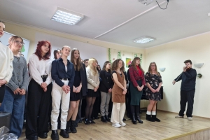 Młodzież ze Szkolnego Koła Wolontariatu z koncertem kolęd w Domu Pomocy Społecznej w Żywcu - zdjęcie2