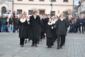 Polonez maturzystów na żywieckim rynku - zdjęcie4