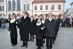 Polonez maturzystów na żywieckim rynku - zdjęcie1