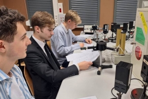 ZAJĘCIA laboratoryjne z fizyki w Uniwersytecie Jagiellońskim - zdjęcie10