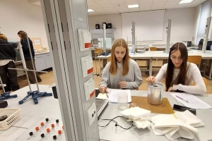 ZAJĘCIA laboratoryjne z fizyki w Uniwersytecie Jagiellońskim - zdjęcie20