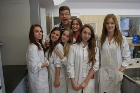 Uczniowie klasy 2d na zajęciach laboratoryjnych w Katowicach