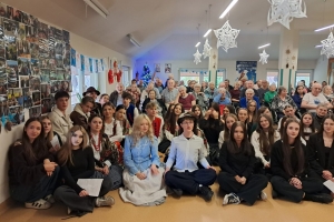 Kolędowanie młodzieży ze Szkolnego Koła Wolontariatu - zdjęcie2