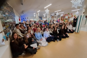 Kolędowanie młodzieży ze Szkolnego Koła Wolontariatu - zdjęcie1