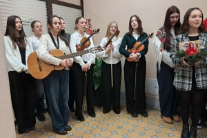 Kolędowanie młodzieży ze Szkolnego Koła Wolontariatu - zdjęcie13