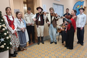 Kolędowanie młodzieży ze Szkolnego Koła Wolontariatu - zdjęcie4