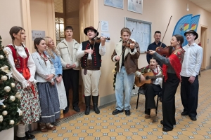 Kolędowanie młodzieży ze Szkolnego Koła Wolontariatu - zdjęcie7