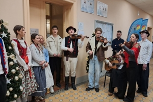 Kolędowanie młodzieży ze Szkolnego Koła Wolontariatu - zdjęcie9