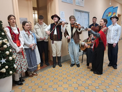 Kolędowanie młodzieży ze Szkolnego Koła Wolontariatu