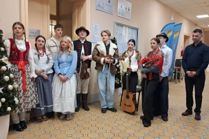 Kolędowanie młodzieży ze Szkolnego Koła Wolontariatu - zdjęcie8