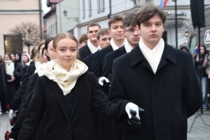 Polonez maturzystów na żywieckim rynku - zdjęcie16