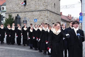 Polonez maturzystów na żywieckim rynku - zdjęcie2