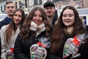 Polonez maturzystów na żywieckim rynku - zdjęcie11