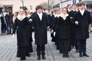 Polonez maturzystów na żywieckim rynku - zdjęcie17