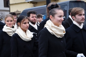 Polonez maturzystów na żywieckim rynku - zdjęcie13