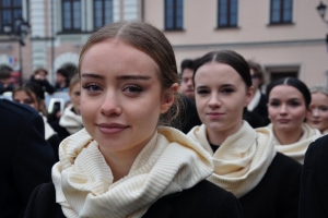 Polonez maturzystów na żywieckim rynku - zdjęcie7