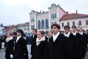Polonez maturzystów na żywieckim rynku - zdjęcie19