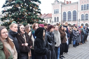 Polonez maturzystów na żywieckim rynku - zdjęcie5