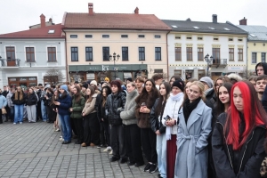 Polonez maturzystów na żywieckim rynku - zdjęcie6
