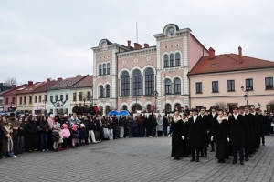 Polonez maturzystów na żywieckim rynku - zdjęcie3