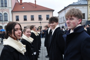 Polonez maturzystów na żywieckim rynku - zdjęcie22