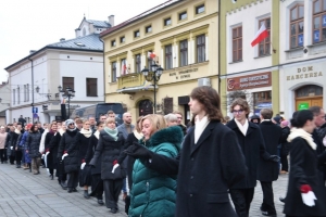 Polonez maturzystów na żywieckim rynku - zdjęcie18