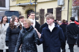 Polonez maturzystów na żywieckim rynku - zdjęcie25