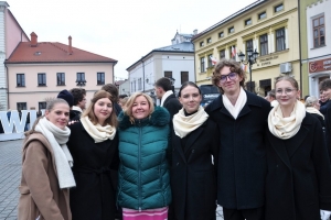 Polonez maturzystów na żywieckim rynku - zdjęcie26